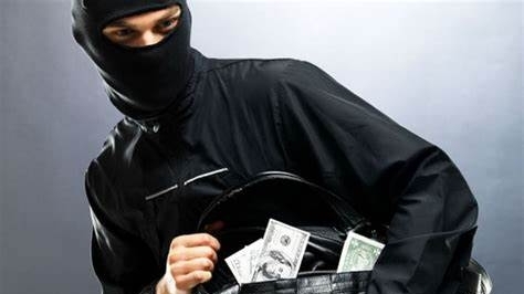 Вихопив гаманець та кинувся навтьоки: у Дніпрі затримали грабіжника