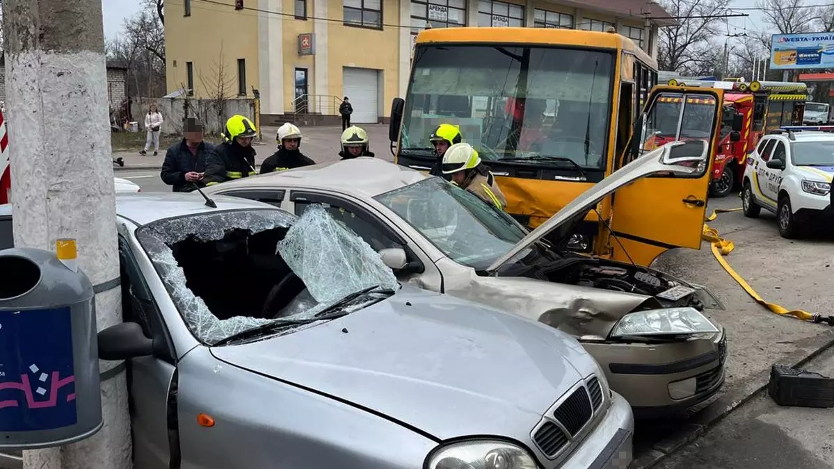 ДТП на Лисиченко: зіштовхнулися дві автівки та автобус