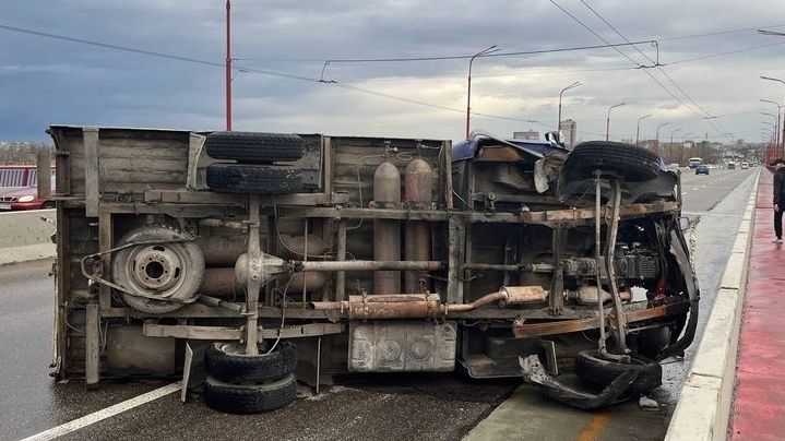 У Дніпрі перекинулася вантажівка: постраждав водій