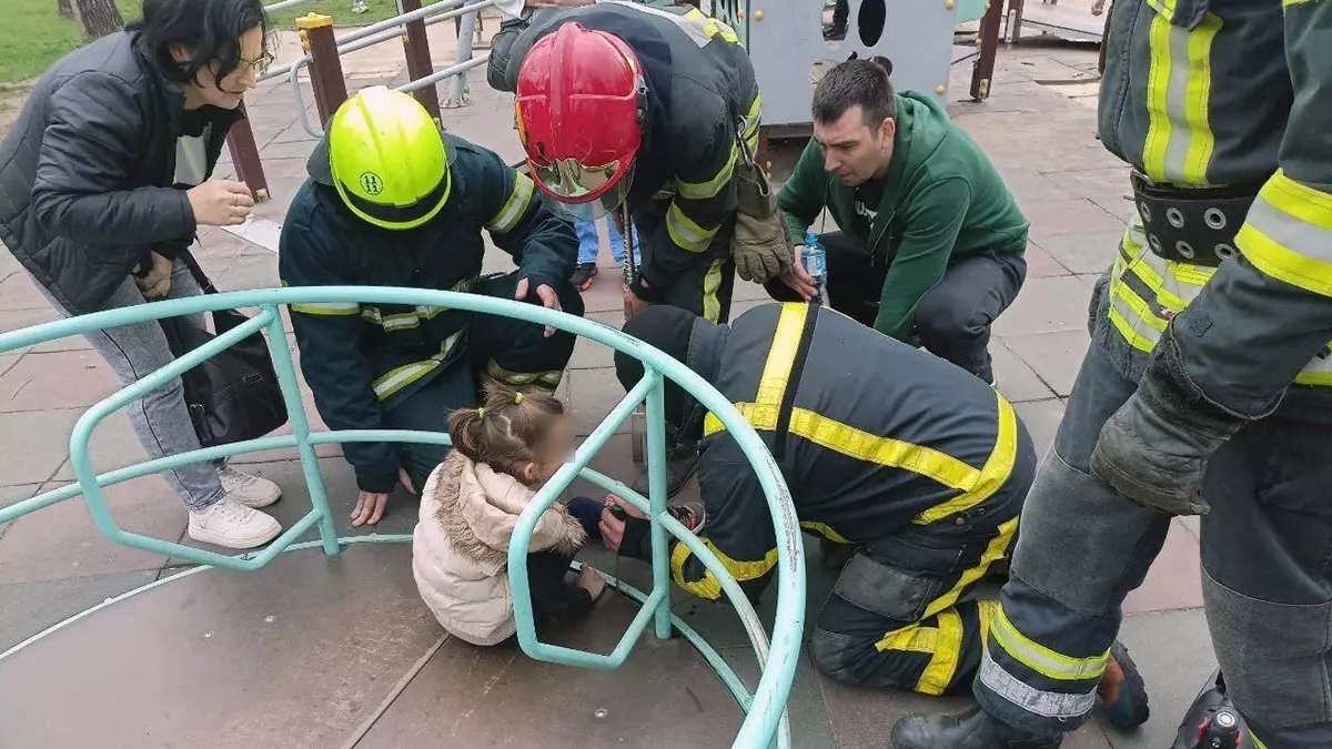 Кривий Ріг: рятувальники допомогли дівчинці, чиї пальці застрягли в гойдалці