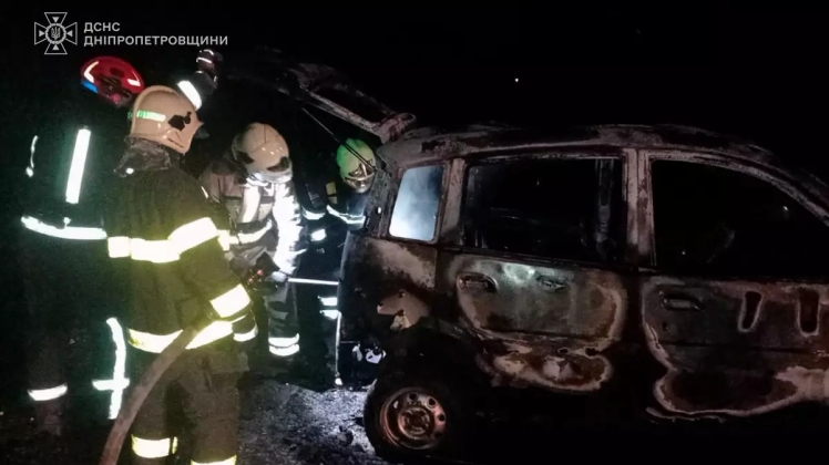 Рятувальники загасили палаючий автомобіль у Павлограді