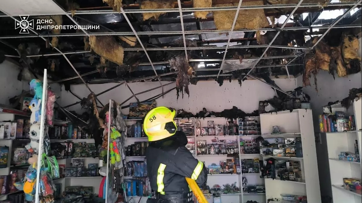 Рятувальники ліквідували пожежу в торговельних павільйонах Дніпровського району