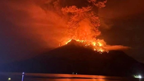 Виверження вулкану Руанг в Індонезії: евакуюють понад 11 тисяч людей