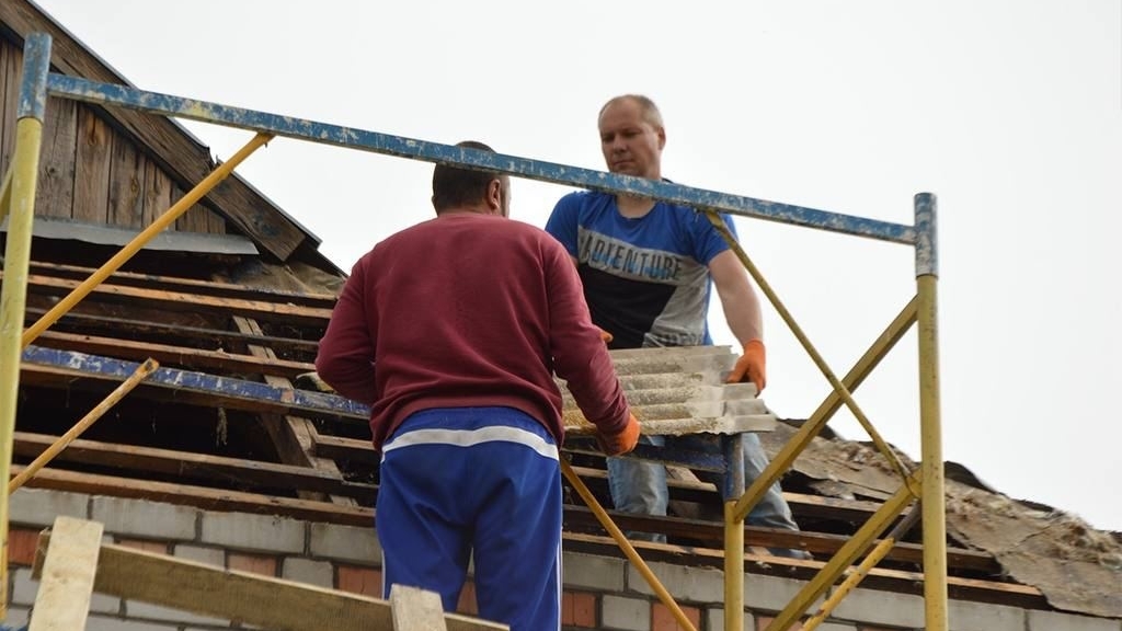 Нікополь: відновлення пошкодженого обстрілами житла триває
