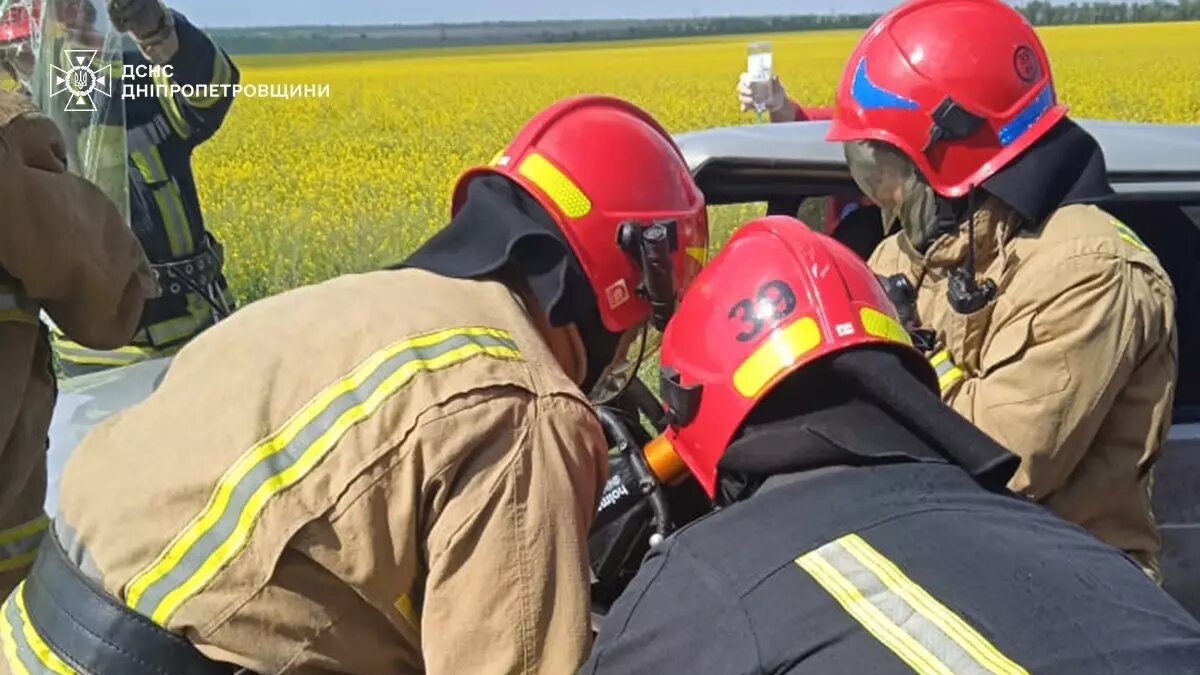 Кам'янський район: рятувальники деблокували травмованого водія з пошкодженого внаслідок ДТП автомобіля