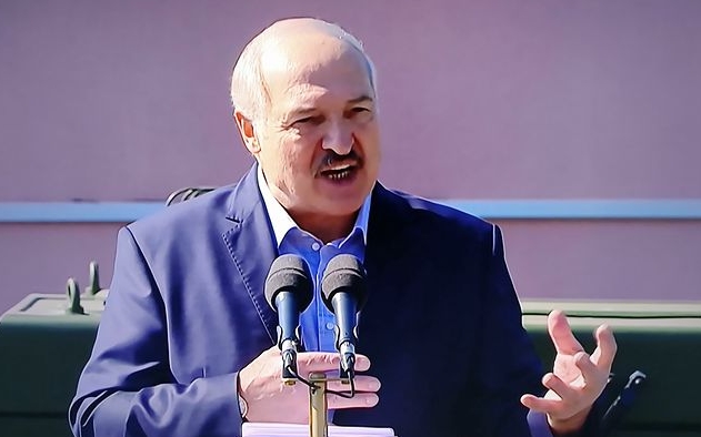 Білорусь. Олександр Лукашенко погрожує робітникові. Чоловіка затримали