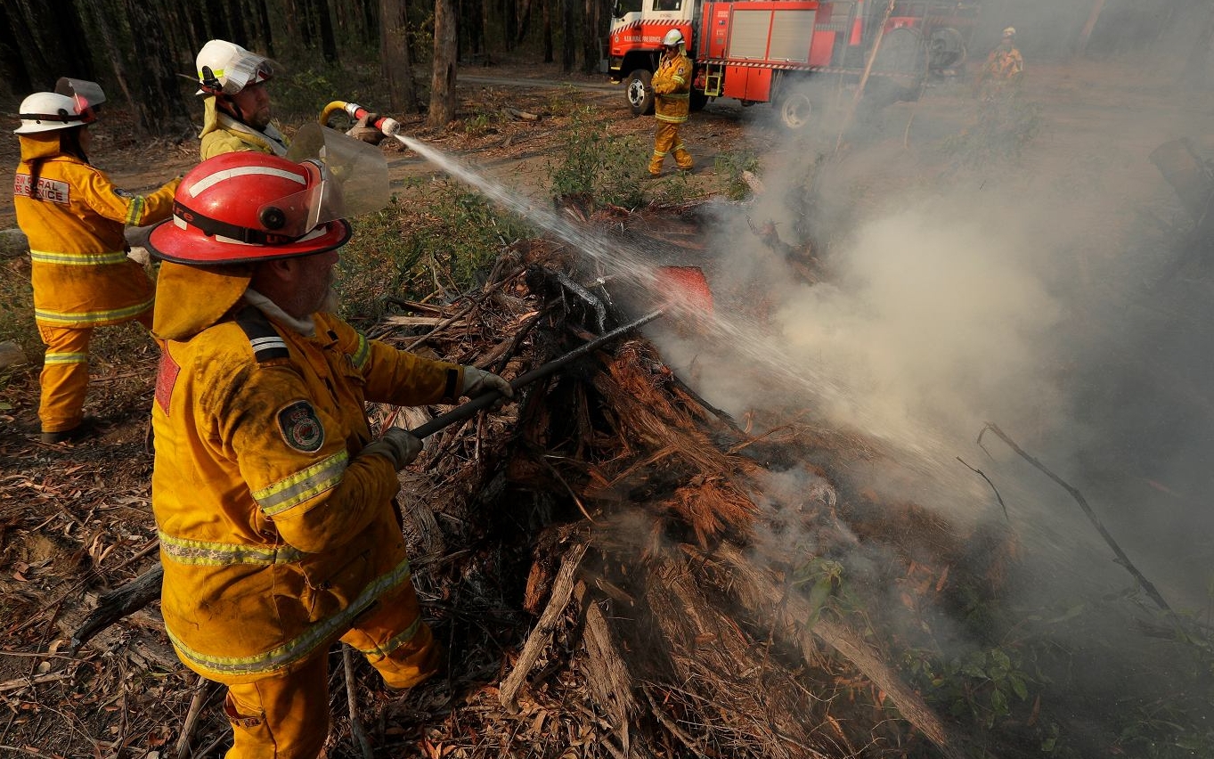 Австралія. Пожежники гасять велику кліматичну пожежу в передмісті Перту