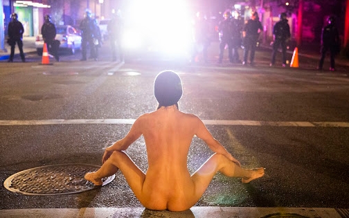 Хто ця «гола Афіна»? Фотографії жінки-протестувальниці у Портленді розлетілося по всьому світу